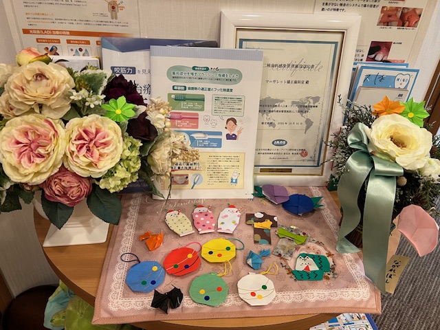 小さいお子様に季節の折り紙をプレゼントしています。